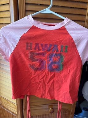 Women’s urban outfitters crop top Hawaii 58 Raglan Crop Top - Pink/Red size m